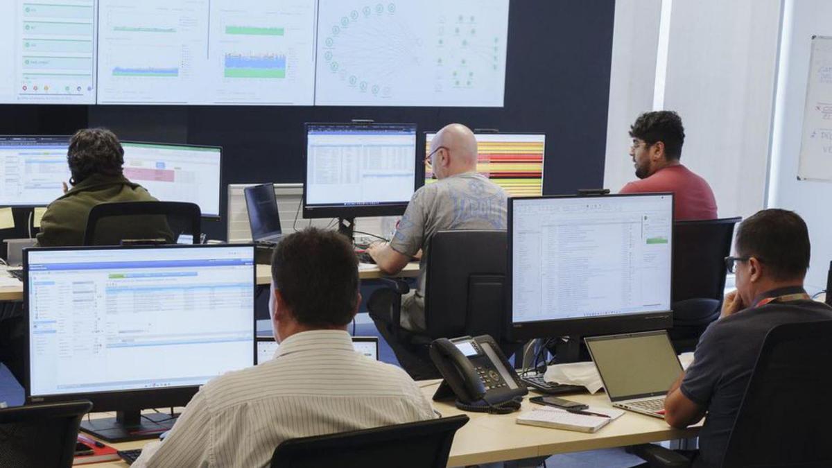 Sala de control del Centre de Telecomunicacions de la Generalitat. | FERRAN NADEU