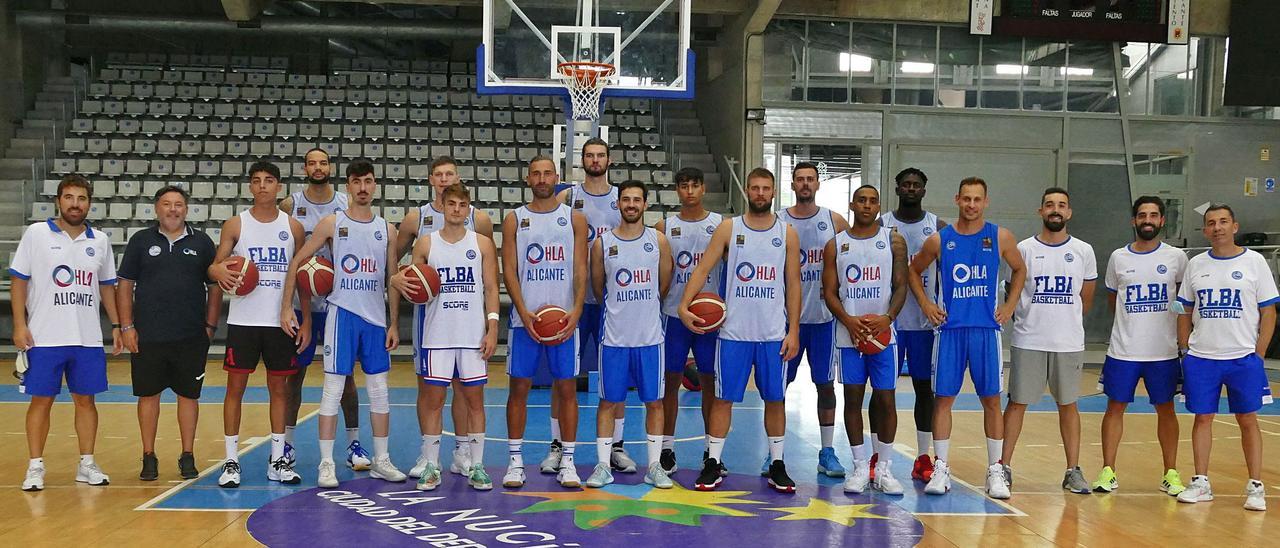 García de Vitoria se dirige a los jugadores en su primera charla. | FBL