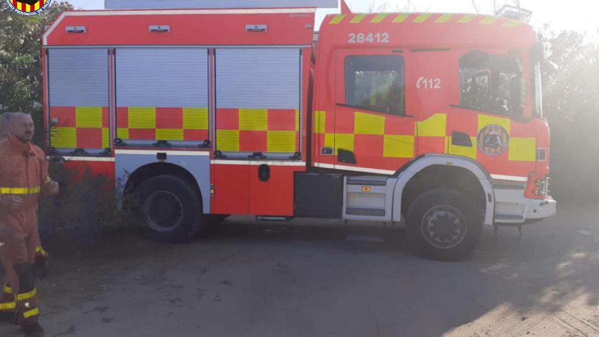 Un camión de los bomberos que han acudido para el rescate de los bañistas ahogados.