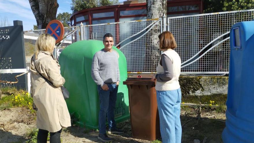 Entrega de la llave del contenedor al camping de A Ladeira.