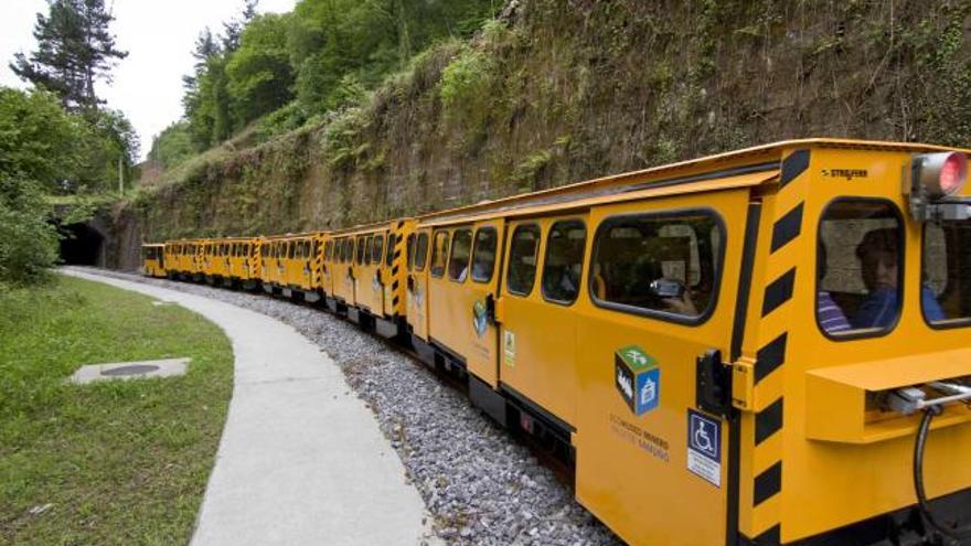 El tren minero del valle de Samuño transporta a los turistas hasta el pozo San Luis.