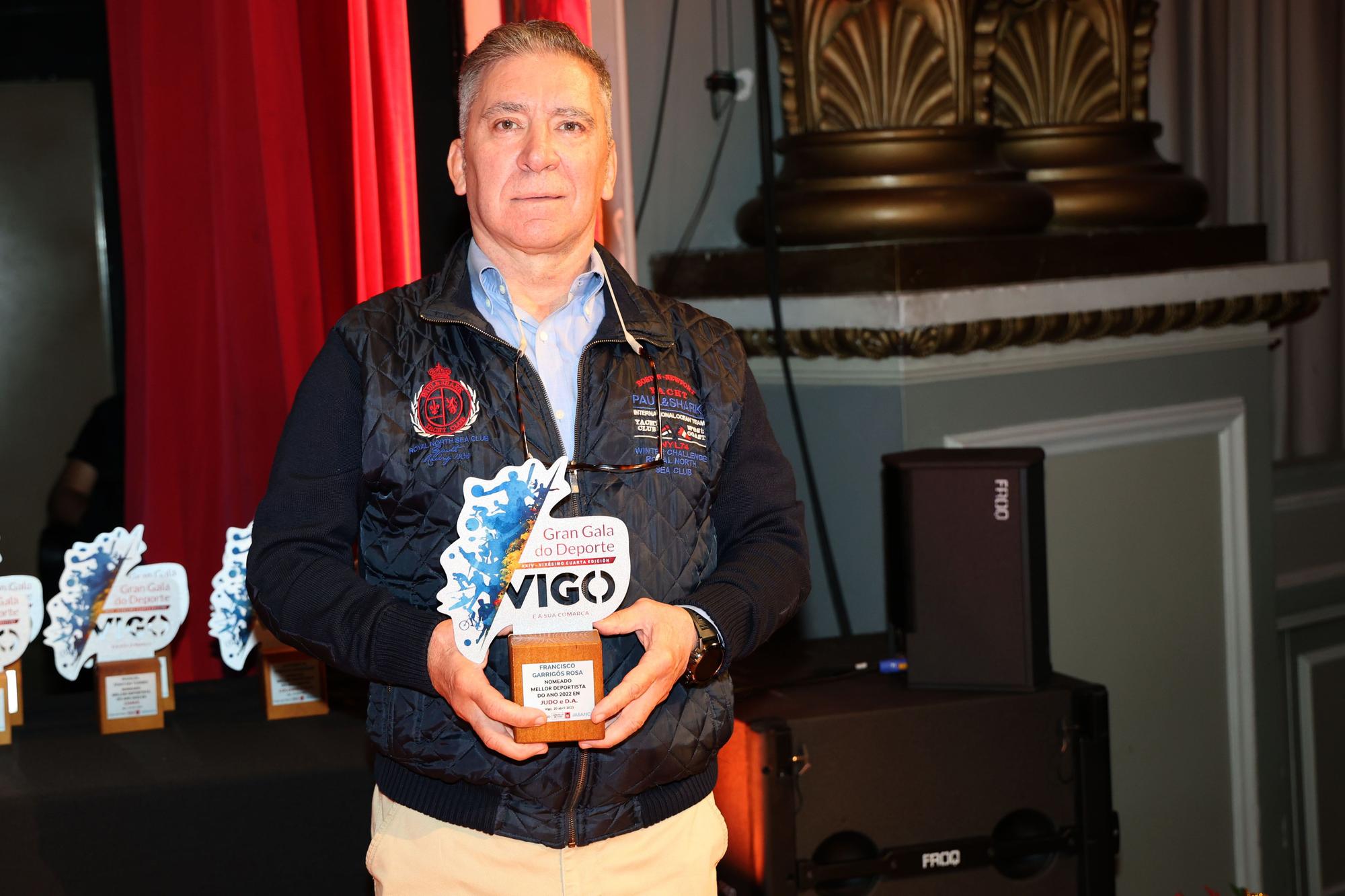 Javier Arias recoge el premio del judoka Francisco Garrigós