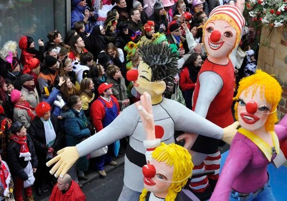 Karneval es la fiesta más famosa de Colonia en la que casi toda la gente se disfraza, canta y baila en la calle.
