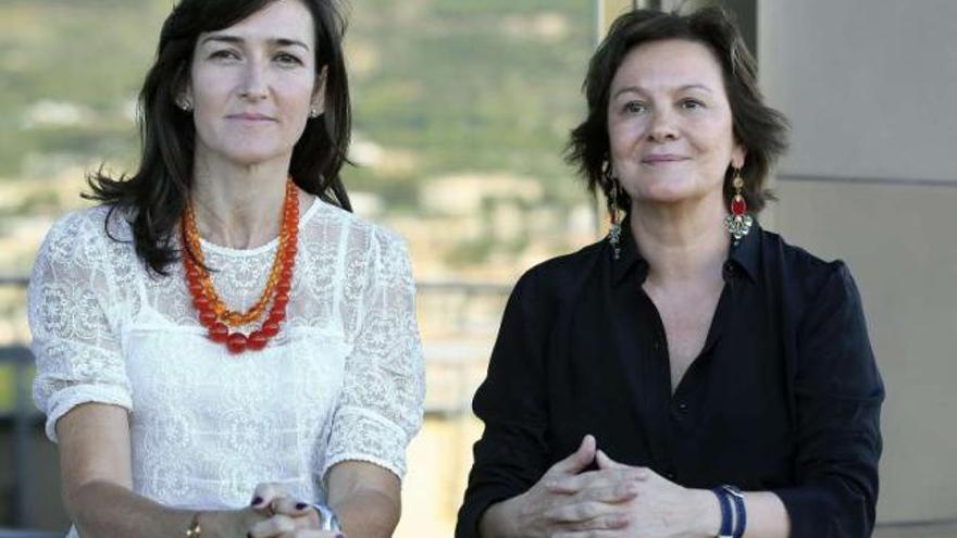 Las escritoras Ángeles González-Sinde (izda.) y Clara Sánchez, ayer, en Barcelona. / efe