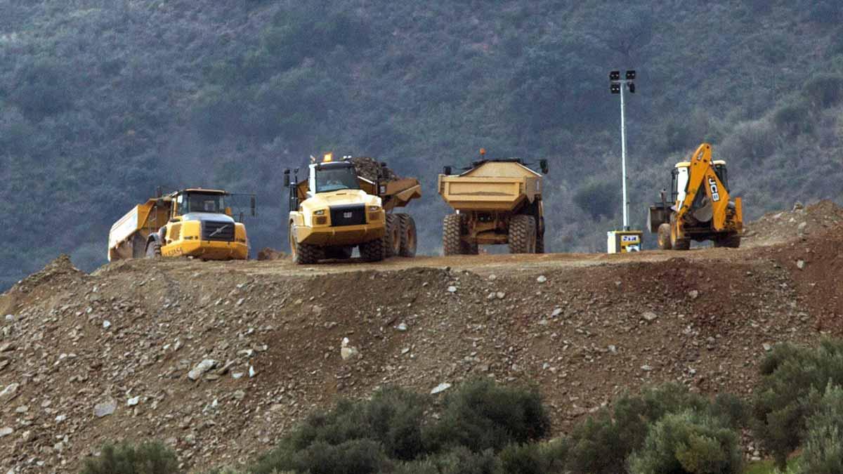 Continúa la búsqueda de Julen en el pozo de Totalán (Málaga), con nueva maquinaria pesada. 