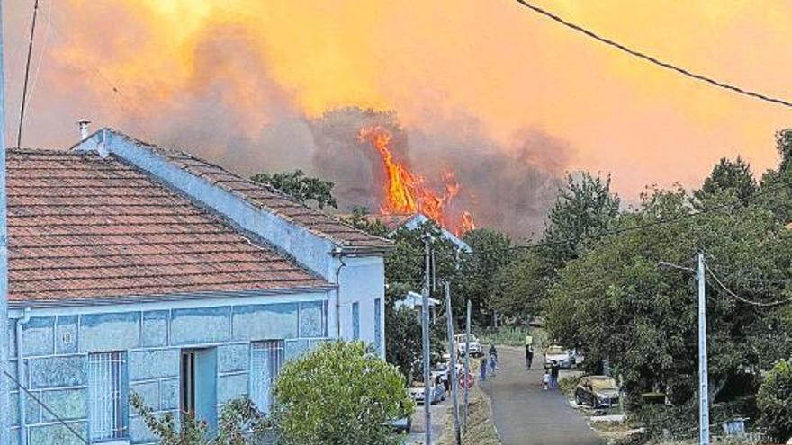 Llamas próximas a las viviendas en el concello ouresano de Monterrei, este verano.