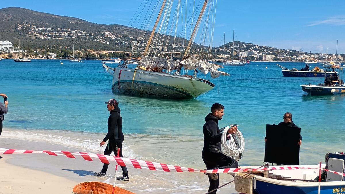 Así es el operativo para reflotar un yate histórico varado en el litoral de Palmanova