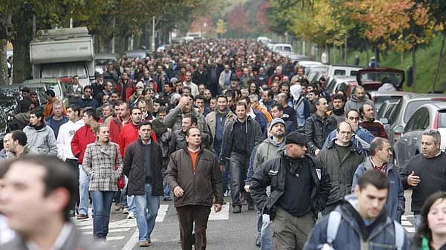 Manifestantes del sector naval a su paso por la Avenida de las Camelias.