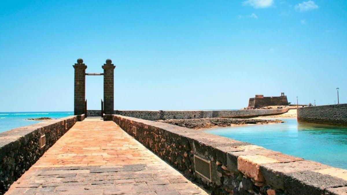 La rápida actuación de la Policía Local evita una tragedia en el litoral de Arrecife