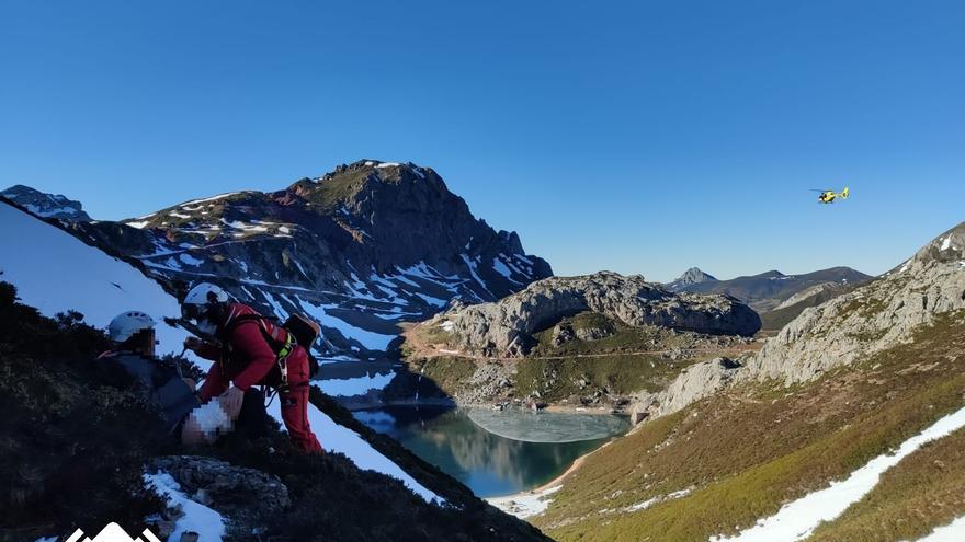 Herida una montañera de 56 años al sufrir una caída en los lagos de Saliencia, en Somiedo