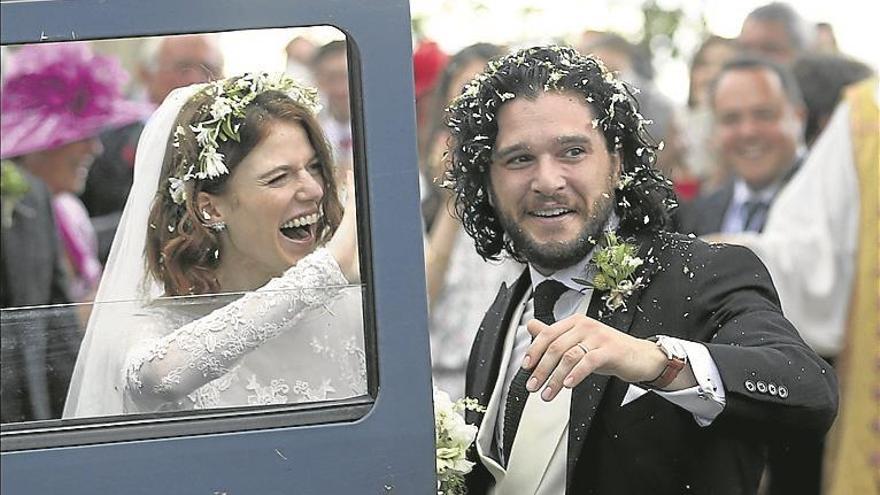 Boda en el trono entre amigos