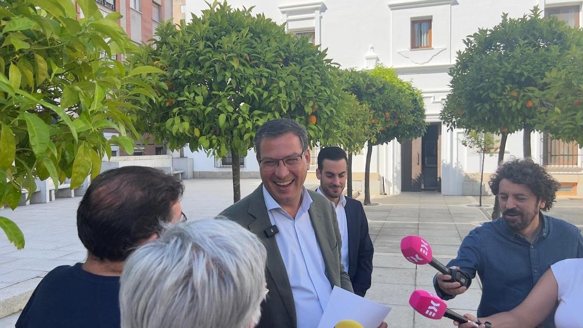 El portavoz de Infraestructuras, Transporte y Vivienda del Grupo Parlamentario Popular, Miguel Ángel Nieto, ha registrado en la Asamblea una propuesta para la instalación de un sistema antiniebla y la ampliación del horario operativo civil del aeródromo extremeño.