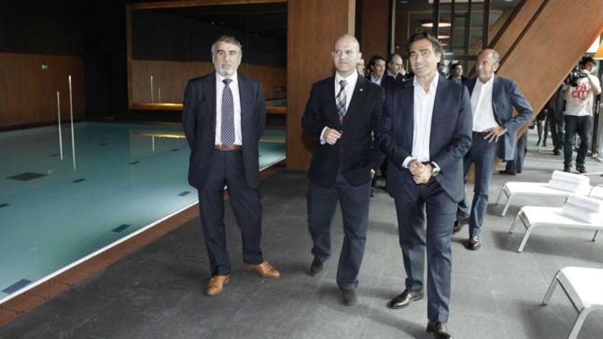 Constantino Martínez, Pedro Barbillo (edil de Deportes) y Javier Pellón, en la zona de la piscina del Metropolitan.