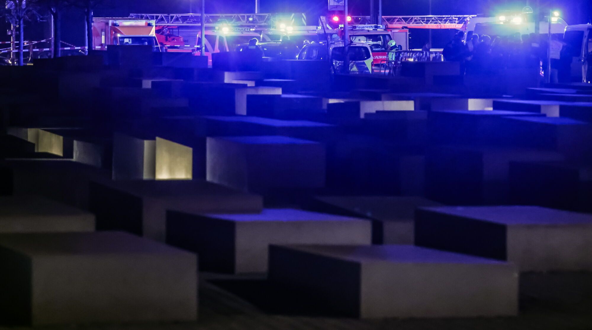 Berlin (Germany), 21/02/2025.- Police work at the crime scene at the Holocaust Memorial in Berlin, Germany, 21 February 2025. On Friday evening at around 6pm, a man was seriously injured. The police cordoned off a large area. Officers are searching the memorial grounds. According to the police, the man was injured by a sharp object and was taken to hospital by the fire brigade's ambulance service. (Alemania) EFE/EPA/CHRISTOPHER NEUNDORF