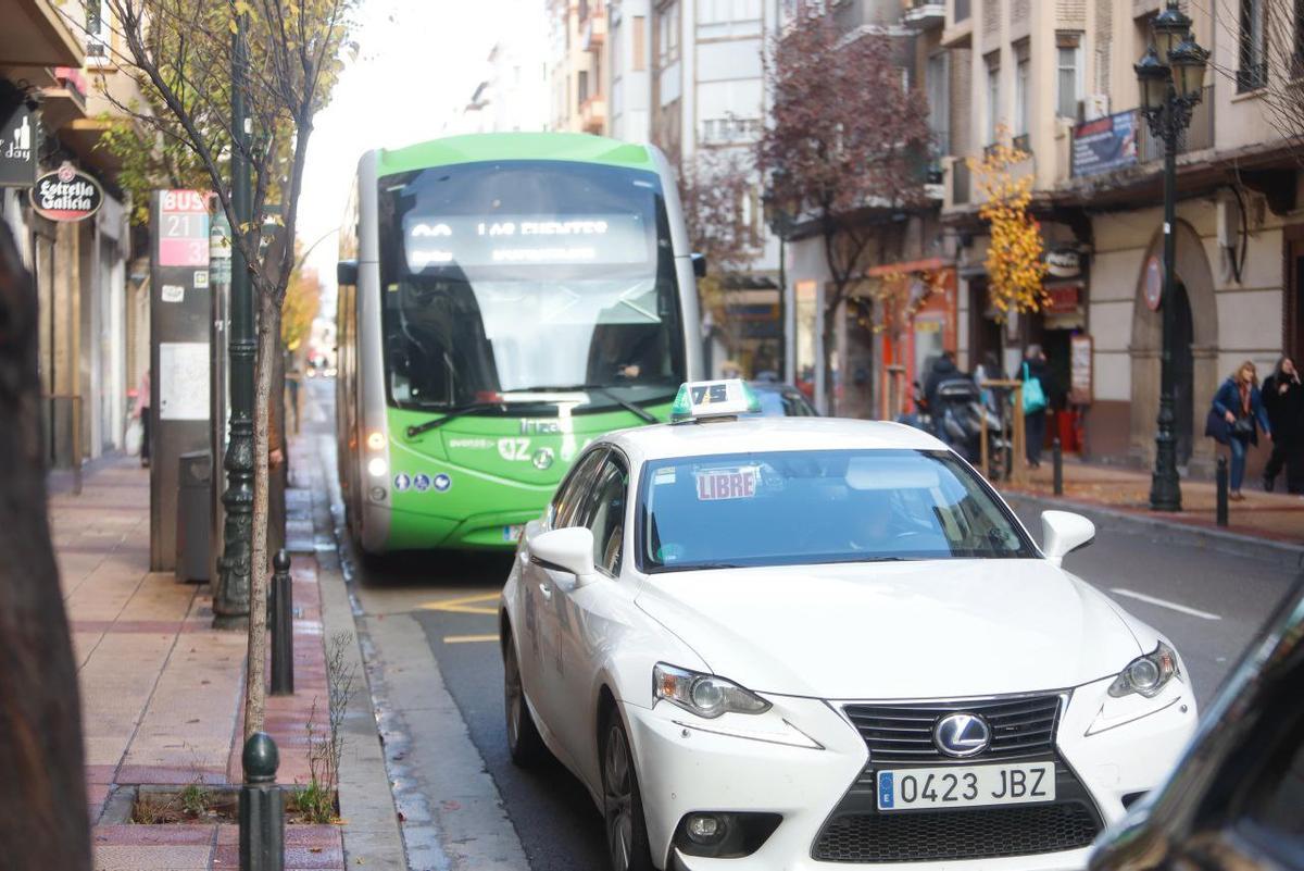 Un taxi en la calle San Vicente de Paúl en un carril destinado al transporte público.