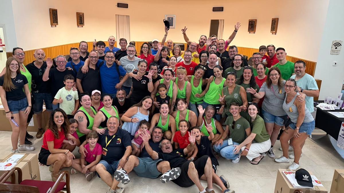 Reparto de materiales de la campaña de Igualdad a las peñas de Paterna.