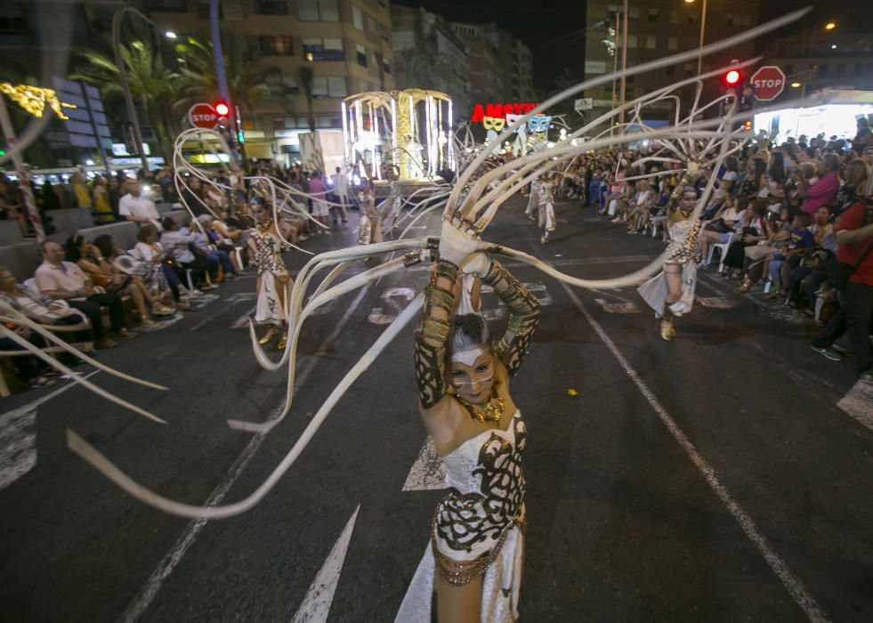 El desfile folclórico internacional de las Hogueras de Alicante llena de color las calles de la ciudad