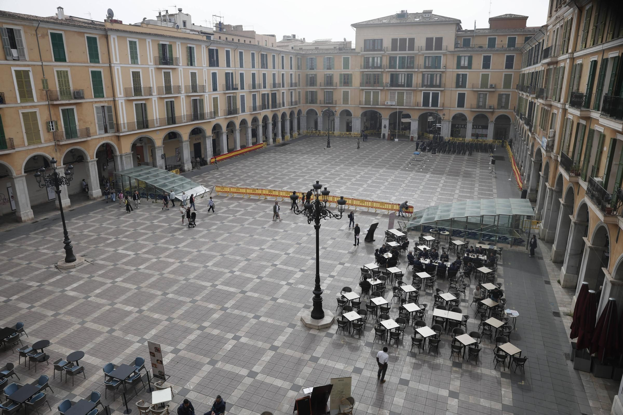 Vecinos y comerciantes ven con recelo la reforma de la plaza Major