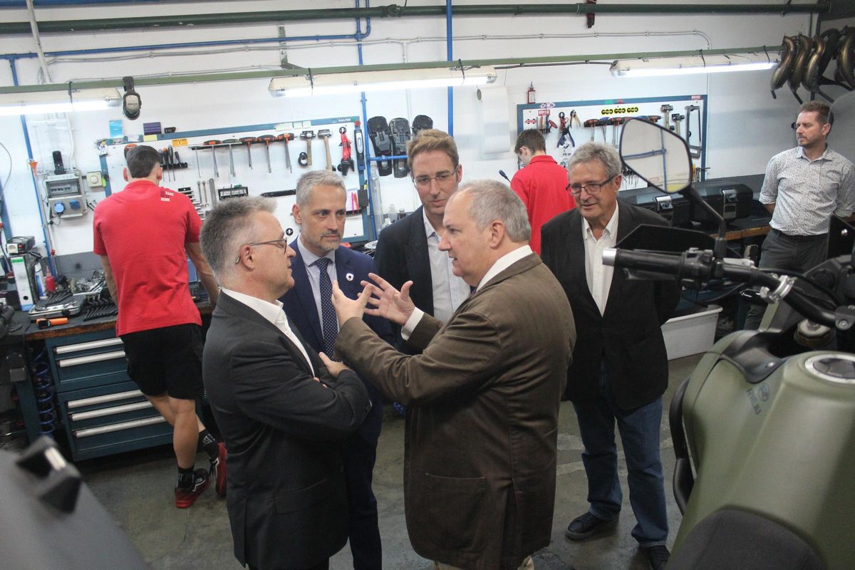 Un moment de la visita ministerial a les instal·lacions de Rieju