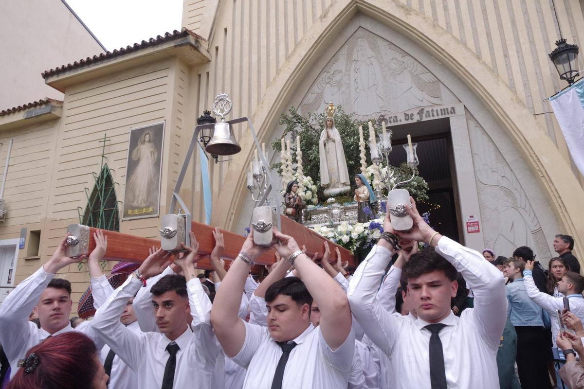 Procesión de la Virgen de Fátima por el barrio de La Trinidad, estrenando la ampliación del trono