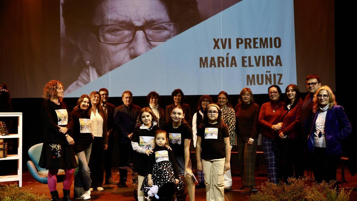 En primer término, por la izquierda, Lara Fernández, Daphne Moa, Cynthia Moa y Ainhoa Pedraza. Detrás, por orden, Belén Osorio, Carmen María Zapico, María José Fernández, Miguel Rojo, Fulgencio Argüelles, Cristina Jerez, Montserrat López Moro, Ana Alonso, Carmen Álvarez, Susana Losa, Chelo Veiga, Ana Zarabozo, Gustavo Adolfo Fernández y Carmela González, esta tarde, en el patio del Centro de Cultura Antiguo Instituto, antes del acto.