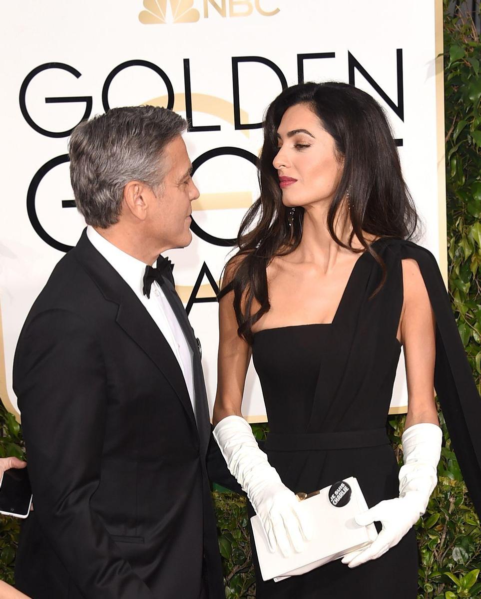 Amal Clooney con bolso de mano blanco