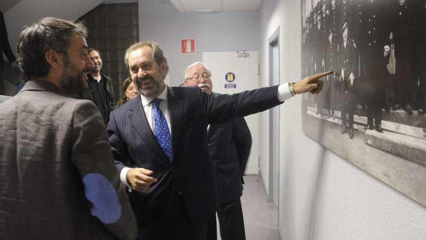 El presidente de la Compañía de Tranvías, José Prada, comenta una fotografía con el alcalde, Xulio Ferreiro, en una visita a la empresa.