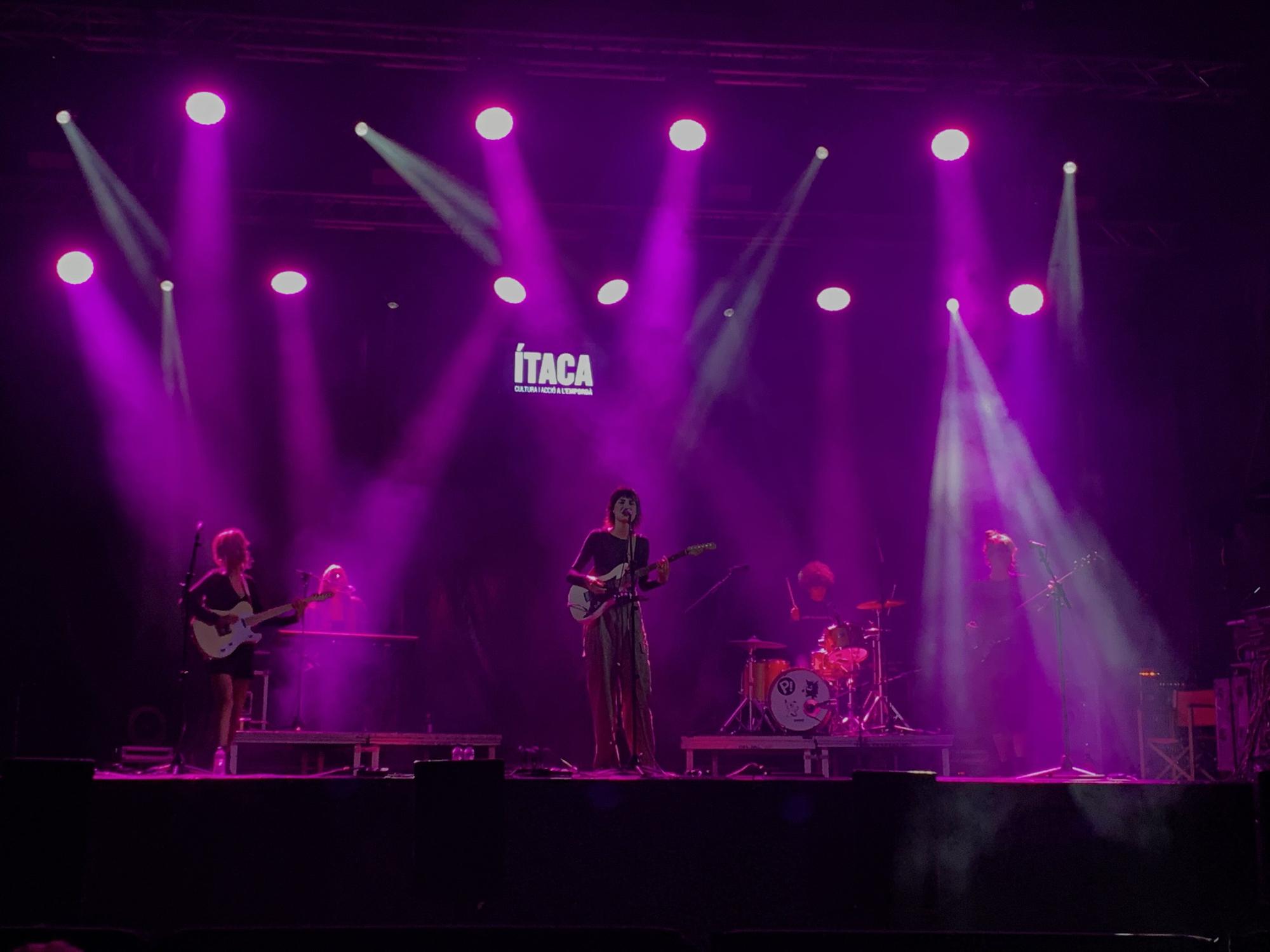 Natalia Lacunza i el públic gaudeixen al Festival Ítaca, a l'Escala