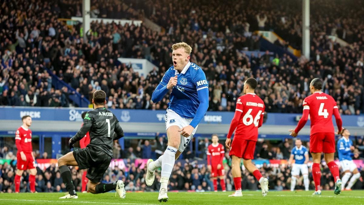 Jarrad Branthwaite celebra el primer tanto en el derbi de Merseyside