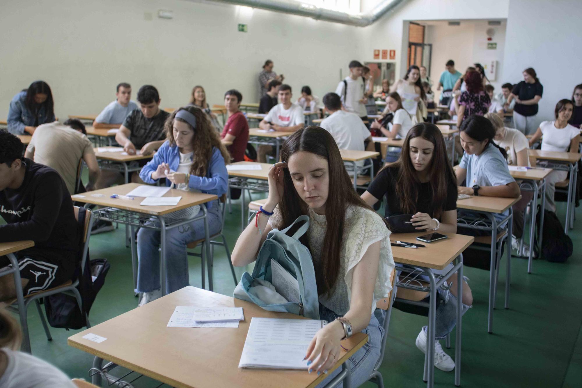 Alumnos de los institutos de la Costera y la Canal se enfrentan a los primeros exámenes de las PAU en Xàtiva