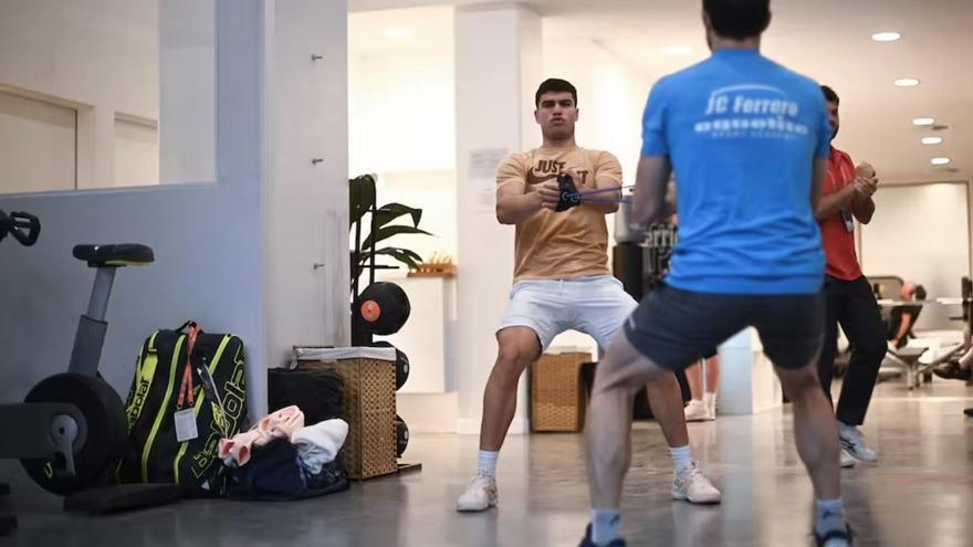 Alcaraz calienta antes de salir a entrenar en Roland Garros.