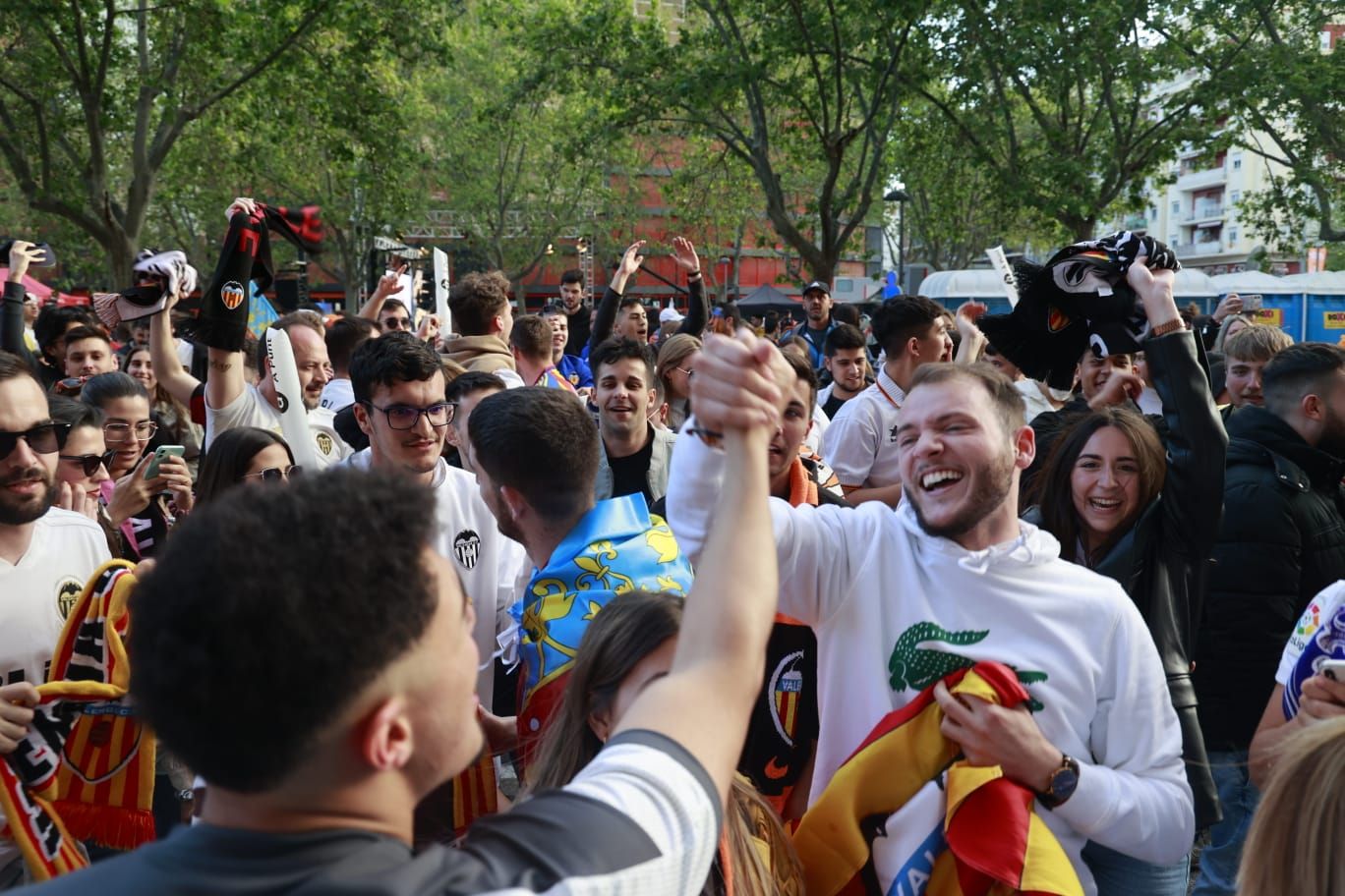 Mestalla es una fiesta en las horas previas a la final