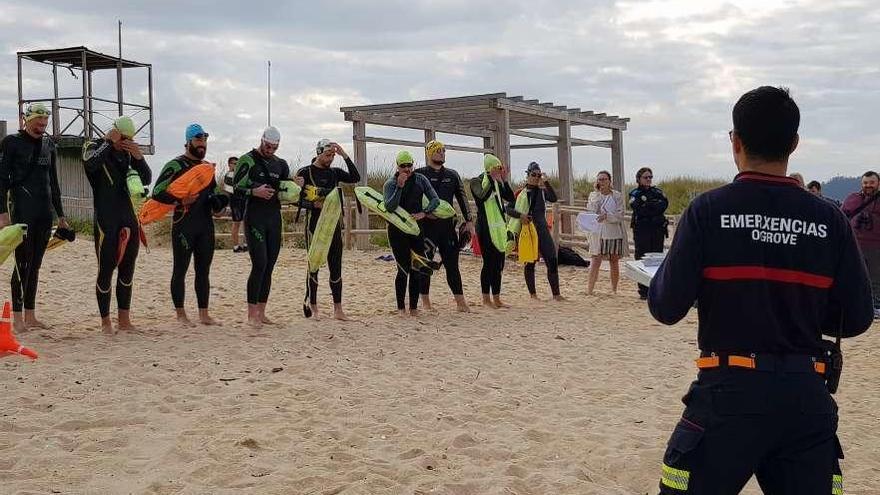 Los aspirantes antes de empezar las pruebas físicas. // Muñiz