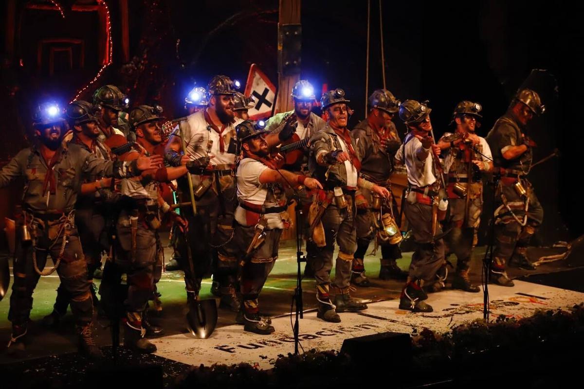 La comparsa A tus pies, ganadora del primer premio