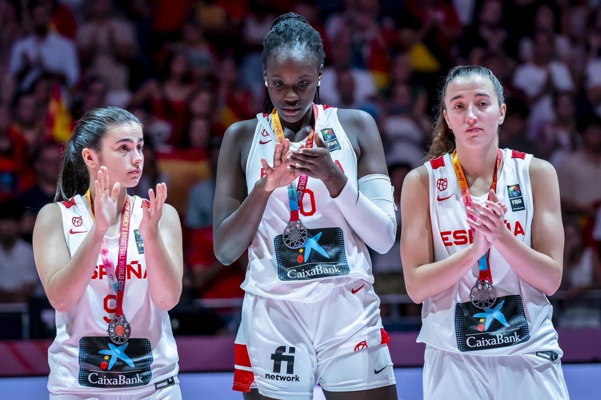 Awa, todavía con los ojos llorosos tras la final contra las estadounidenses. A la izquierda, Deva Bermejo, y a la derecha, Carla Brito