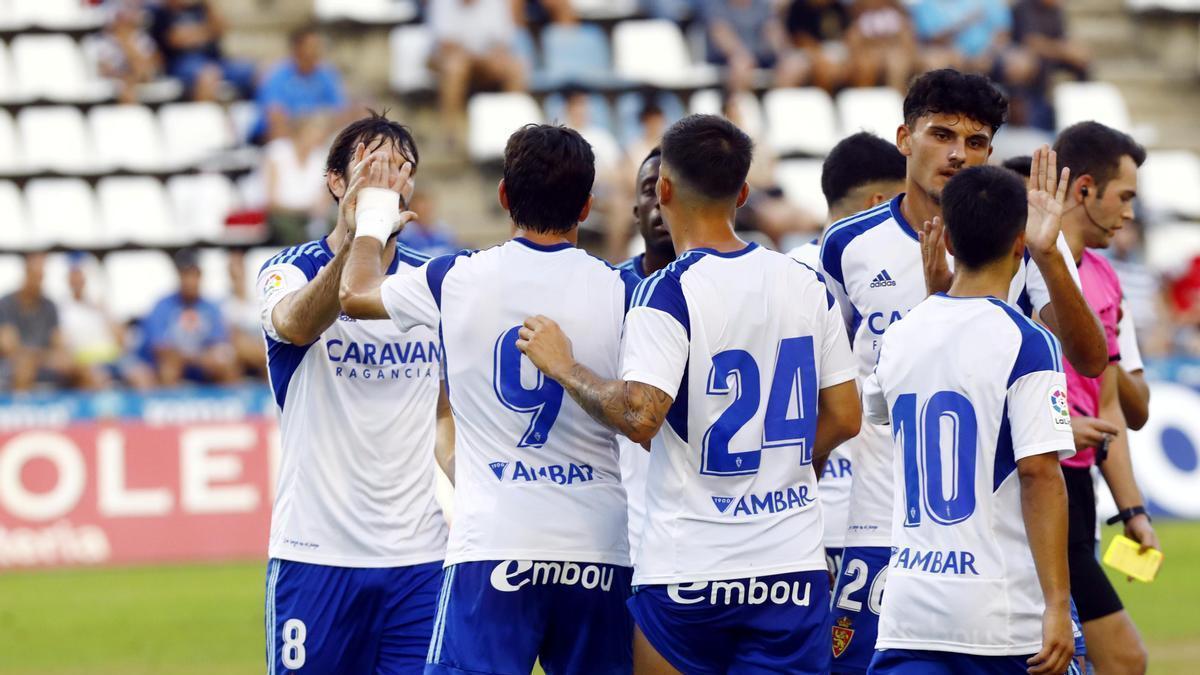 Operé, a la derecha, celebra un gol con Bermejo en el partido de pretemporada disputado en Lérida.