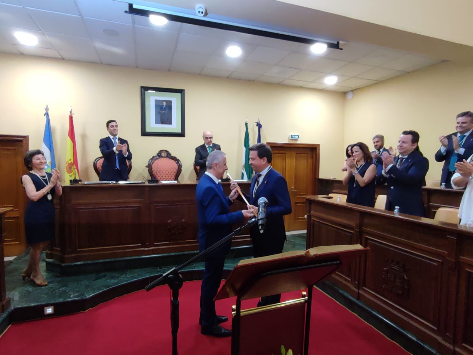 Lucena. Juan Pérez entrega el bastón de mando a Aurelio Fernández (PP)