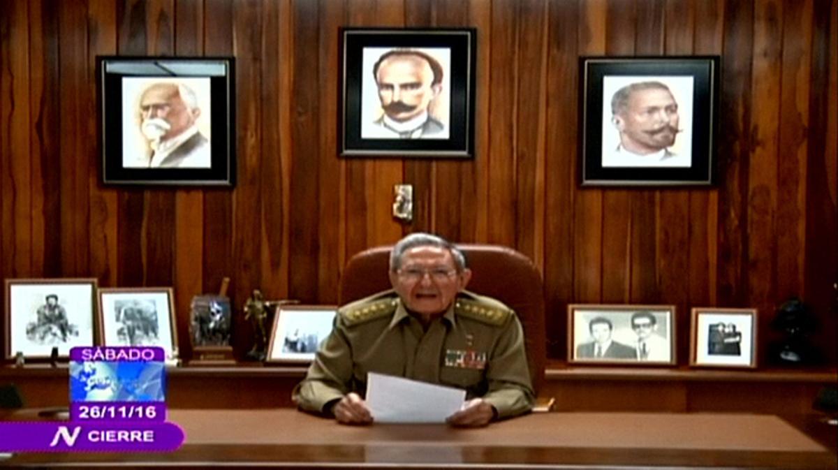 Raúl Castro anuncia la mort del seu germà Fidel Castro a la televisió.