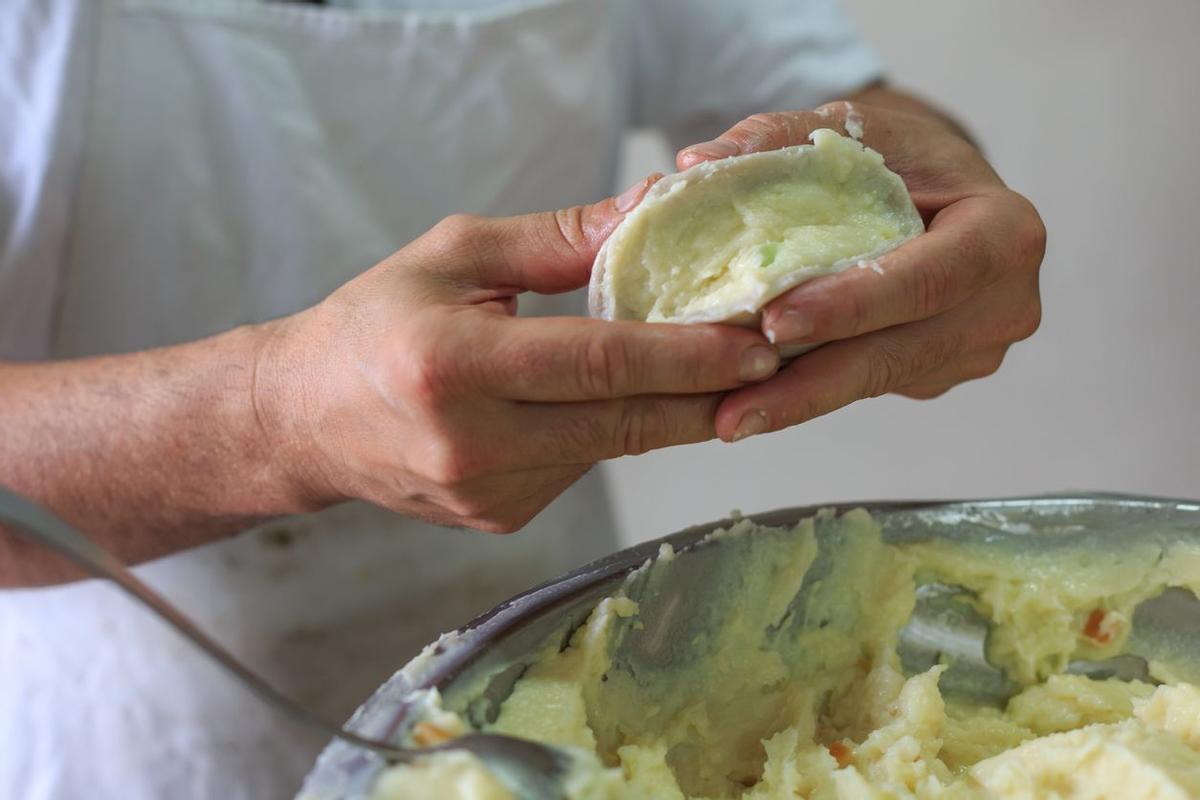 Proceso de elaboración de una Sfogliatella, dulce típico de Nápoles