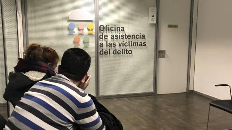 Una psicóloga y una trabajadora social refuerzan la oficina que atiende a víctimas de violencia machista y otros delitos en Elche