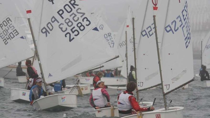 Una regata de Optimist de la pasada edición del Kinder Trophy en Matosinhos.