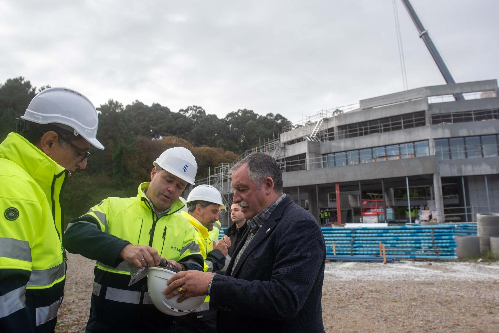Completada la colocación de la espectacular cúpula del multiusos de Bastiagueiro