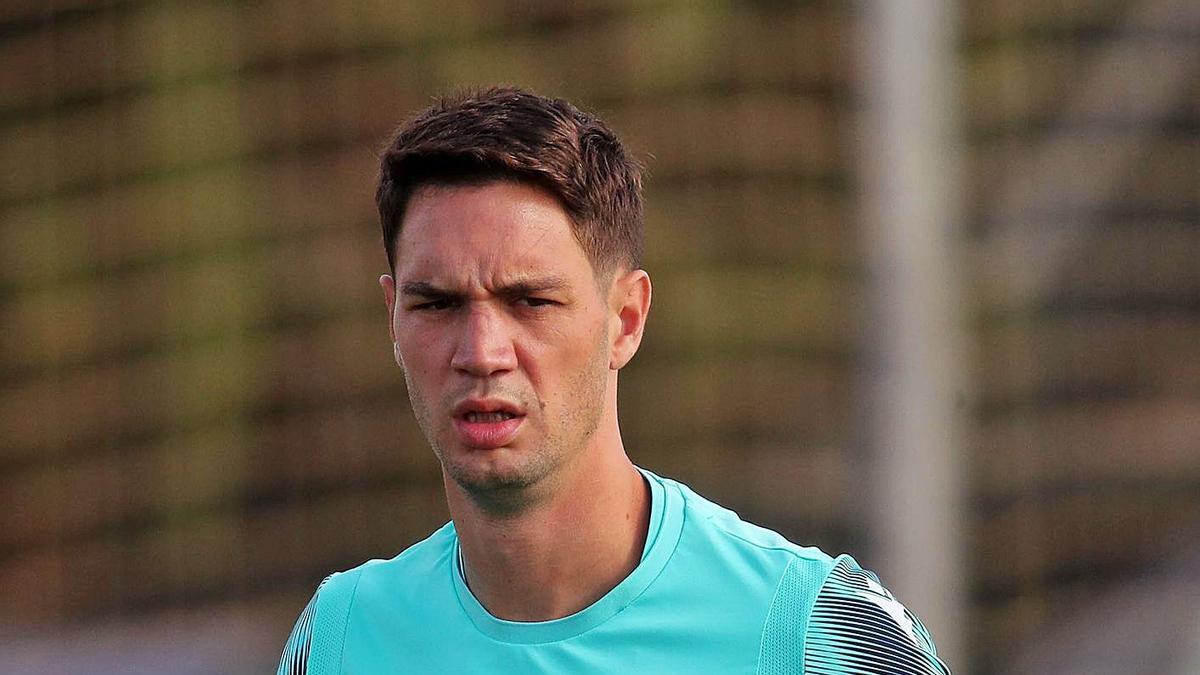 Nikola Vukcevic, en un entrenamiento con el Levante UD. | F.CALABUIG