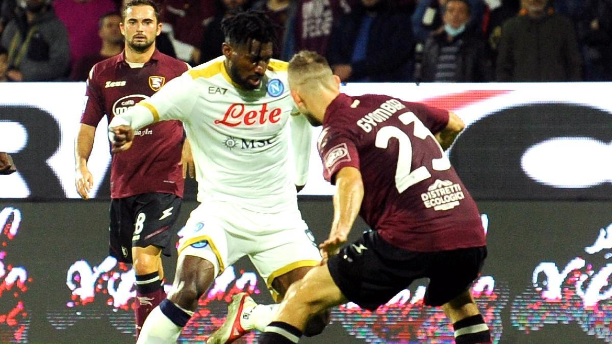 Zambo Anguissa (Nápoles) en una acción de partido en Salerno