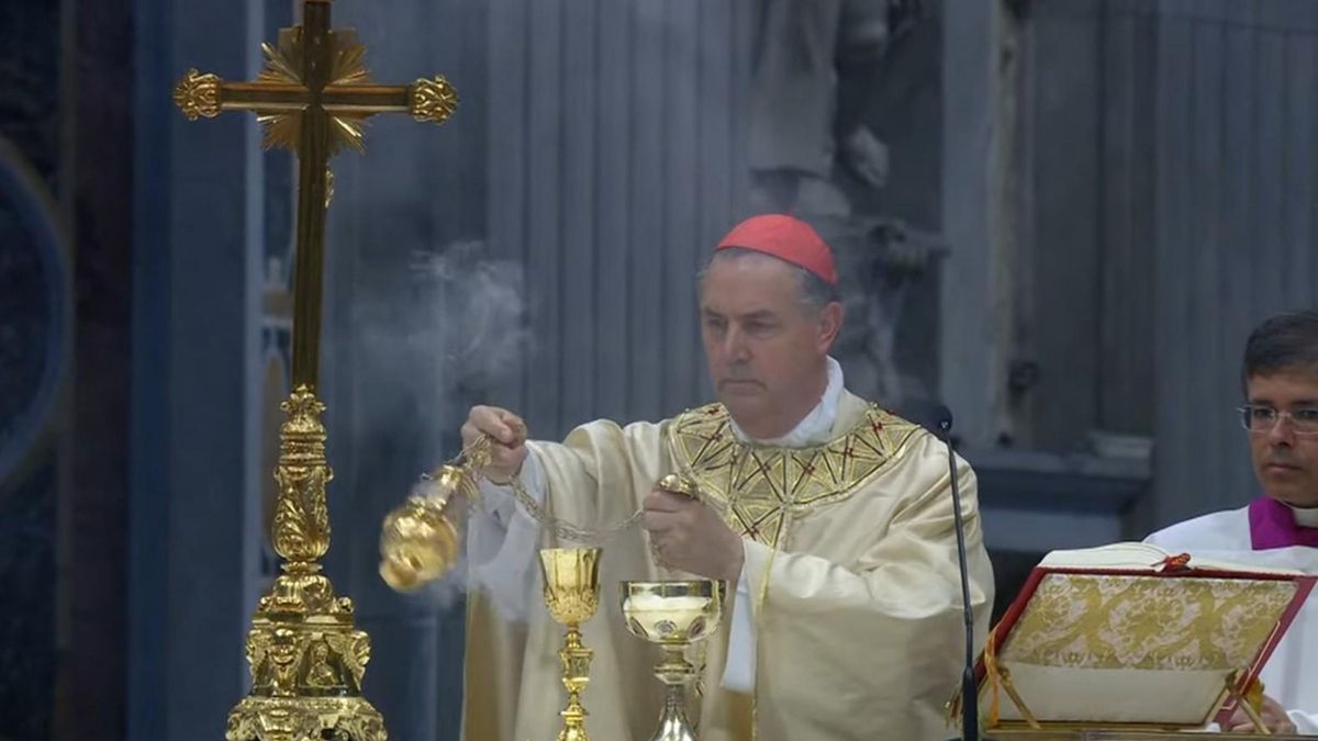 El cardenal Ángel Artime, durante la misa por el Papa Francisco.