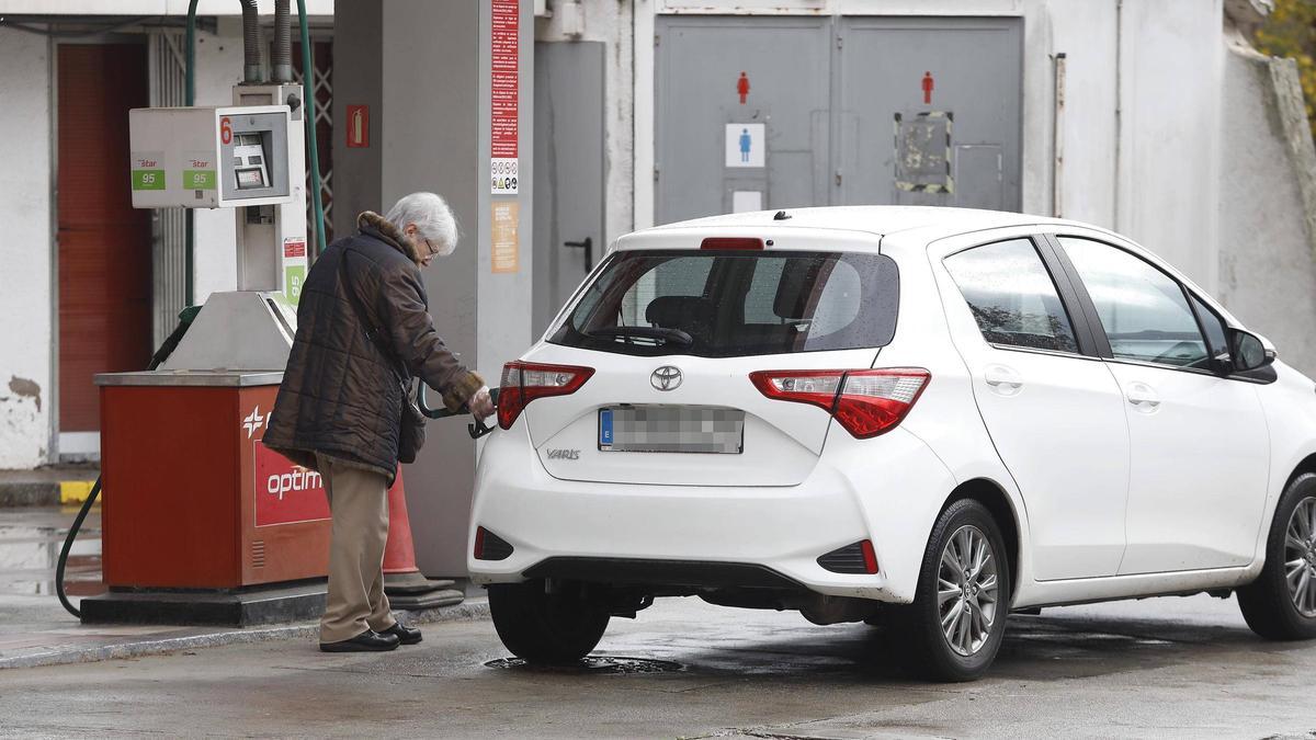 Una dona omplint el dipòsit a una benzinera de Girona aquesta setmana.