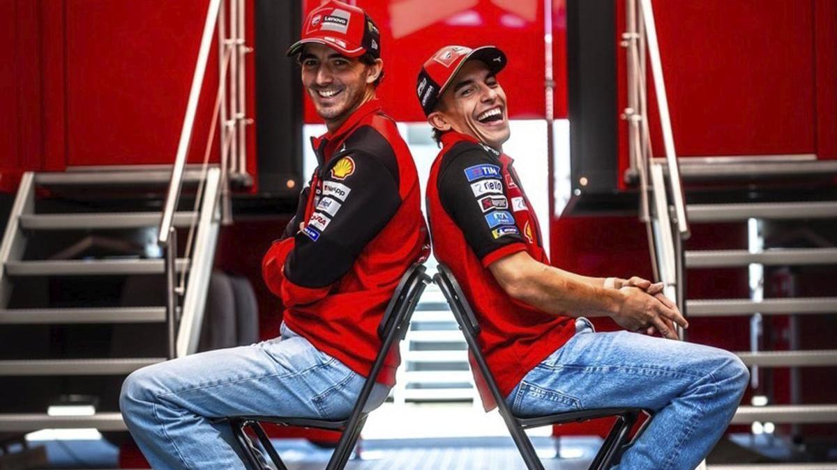 ‘Pecco’ Bagnaia i Marc Márquez, al pàdoc mostrant complicitat. | ALEX FARINELLI