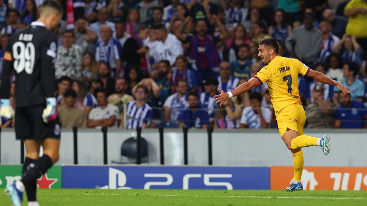 Ferran Torres celebra su 'gol partita' ante la decepción del meta local, Diogo Costa