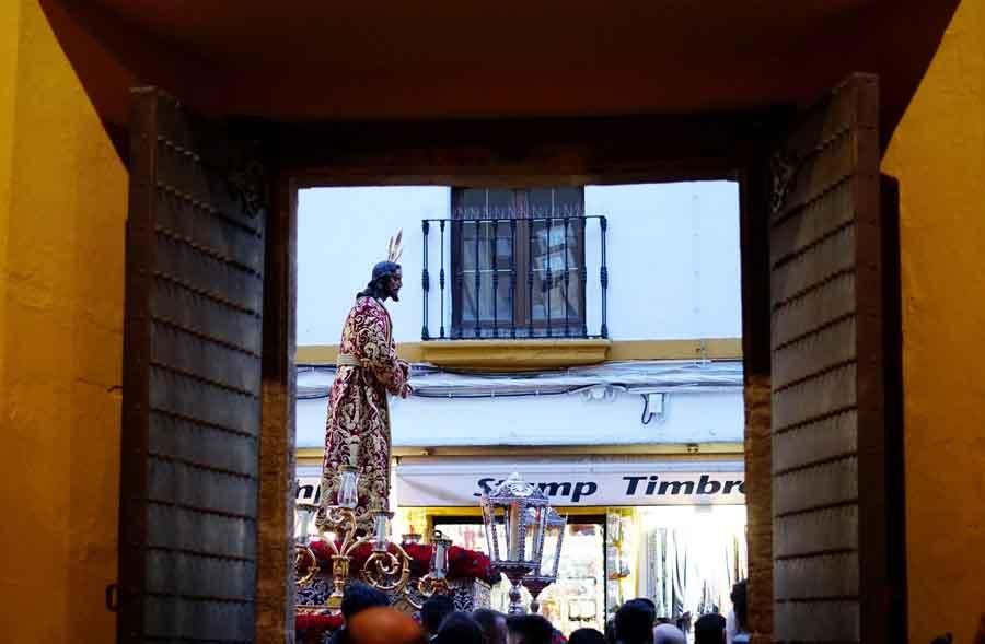 El Vía Crucis de las Cofradías en imágenes.