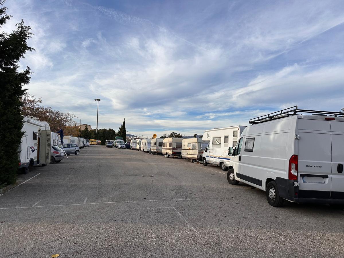 Einige der Wohnwagen auf dem Parkplatz des Polideportivo Son Hugo in Palma.